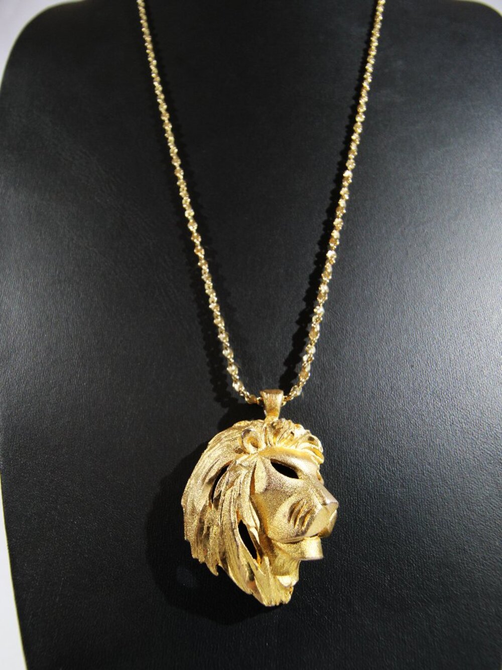 Vintage Gold Tone Necklace with Gold Tone Lion